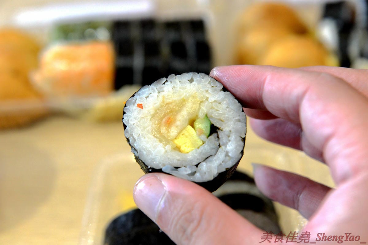 [台中西區]圓味壽司 台中精誠店 – 來自彰化的知名卷壽司專賣店,口味多達30種以上還有超奇妙的”下酒菜”口味,壽司皆為當天現做,保證新鮮衛生,價格平實不貴,10/5-10/6慶祝開幕店內卷壽司一律買三