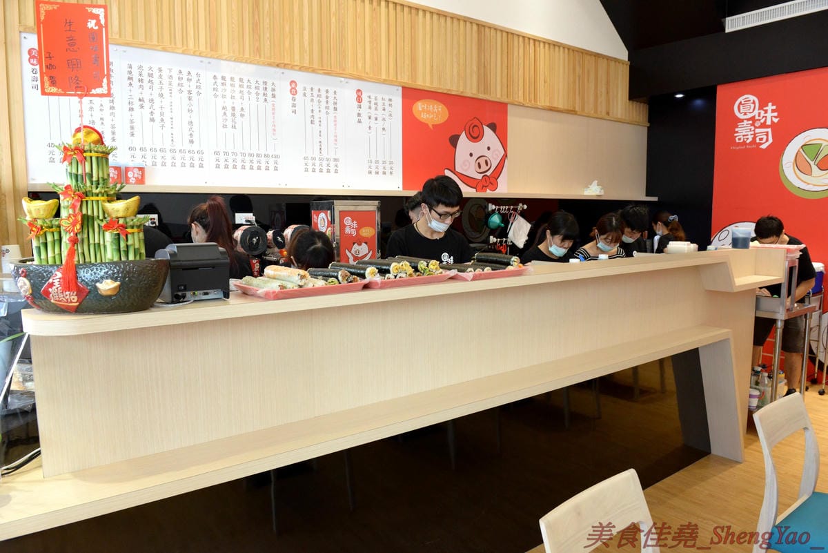 [台中西區]圓味壽司 台中精誠店 – 來自彰化的知名卷壽司專賣店,口味多達30種以上還有超奇妙的”下酒菜”口味,壽司皆為當天現做,保證新鮮衛生,價格平實不貴,10/5-10/6慶祝開幕店內卷壽司一律買三