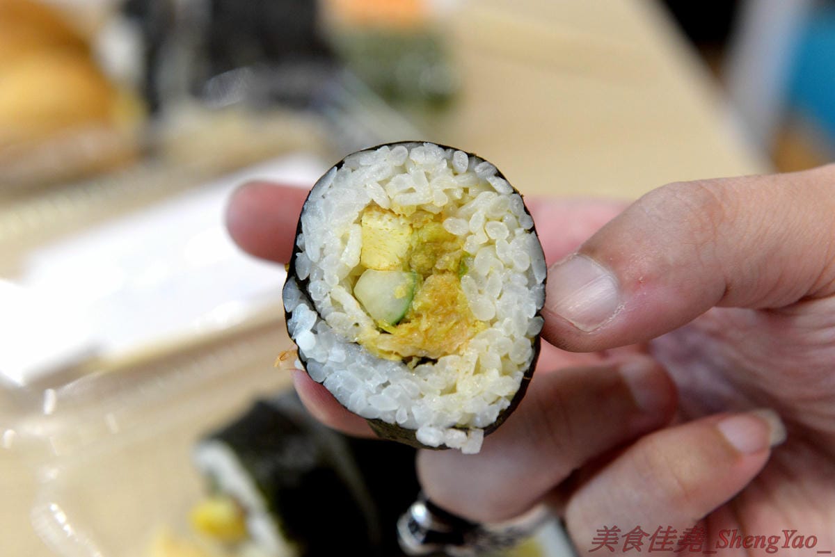 [台中西區]圓味壽司 台中精誠店 – 來自彰化的知名卷壽司專賣店,口味多達30種以上還有超奇妙的”下酒菜”口味,壽司皆為當天現做,保證新鮮衛生,價格平實不貴,10/5-10/6慶祝開幕店內卷壽司一律買三