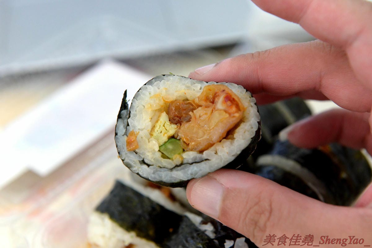 [台中西區]圓味壽司 台中精誠店 – 來自彰化的知名卷壽司專賣店,口味多達30種以上還有超奇妙的”下酒菜”口味,壽司皆為當天現做,保證新鮮衛生,價格平實不貴,10/5-10/6慶祝開幕店內卷壽司一律買三