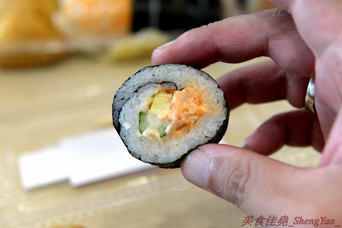 [台中西區]圓味壽司 台中精誠店 – 來自彰化的知名卷壽司專賣店,口味多達30種以上還有超奇妙的”下酒菜”口味,壽司皆為當天現做,保證新鮮衛生,價格平實不貴,10/5-10/6慶祝開幕店內卷壽司一律買三