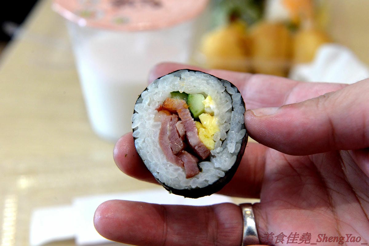 [台中西區]圓味壽司 台中精誠店 – 來自彰化的知名卷壽司專賣店,口味多達30種以上還有超奇妙的”下酒菜”口味,壽司皆為當天現做,保證新鮮衛生,價格平實不貴,10/5-10/6慶祝開幕店內卷壽司一律買三