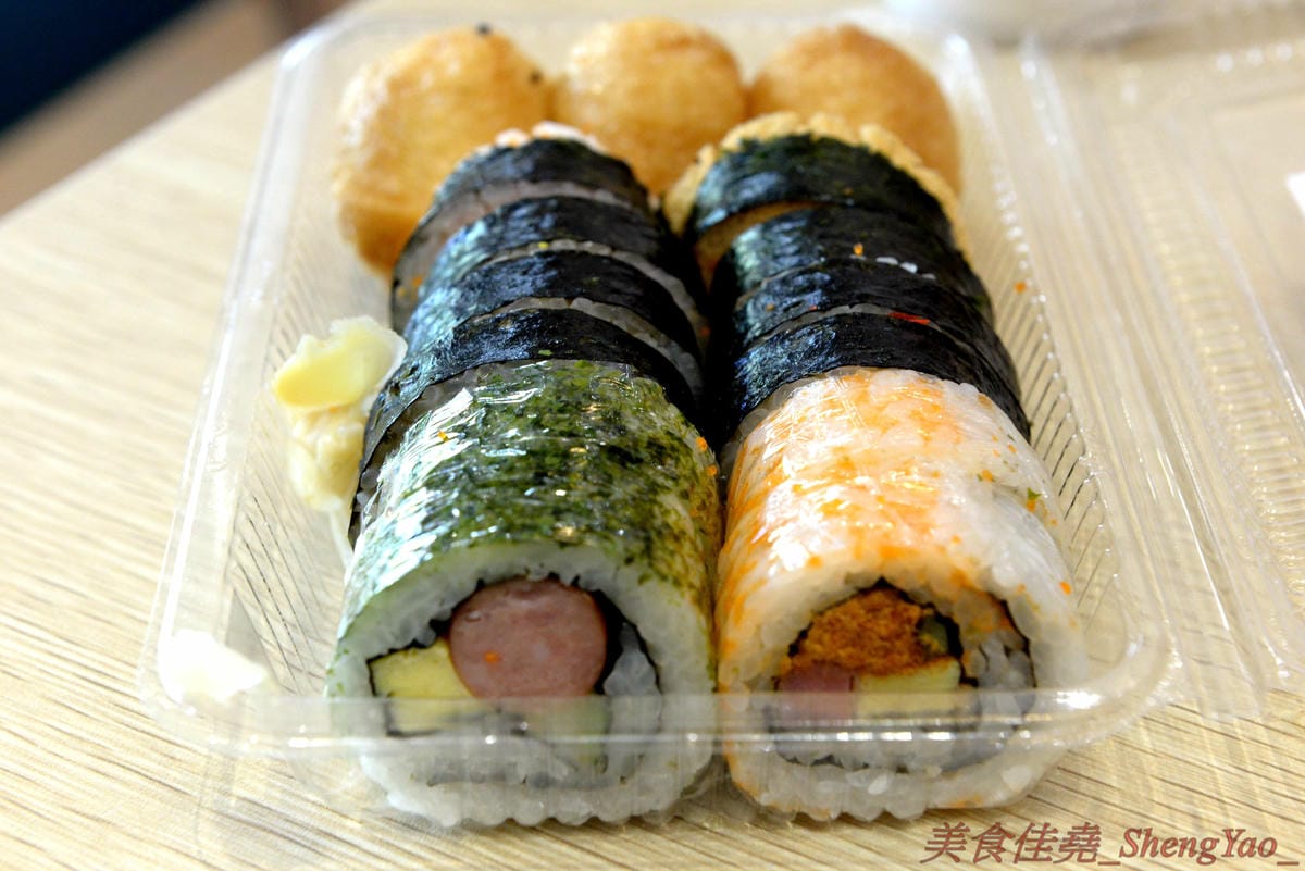 [台中西區]圓味壽司 台中精誠店 – 來自彰化的知名卷壽司專賣店,口味多達30種以上還有超奇妙的”下酒菜”口味,壽司皆為當天現做,保證新鮮衛生,價格平實不貴,10/5-10/6慶祝開幕店內卷壽司一律買三
