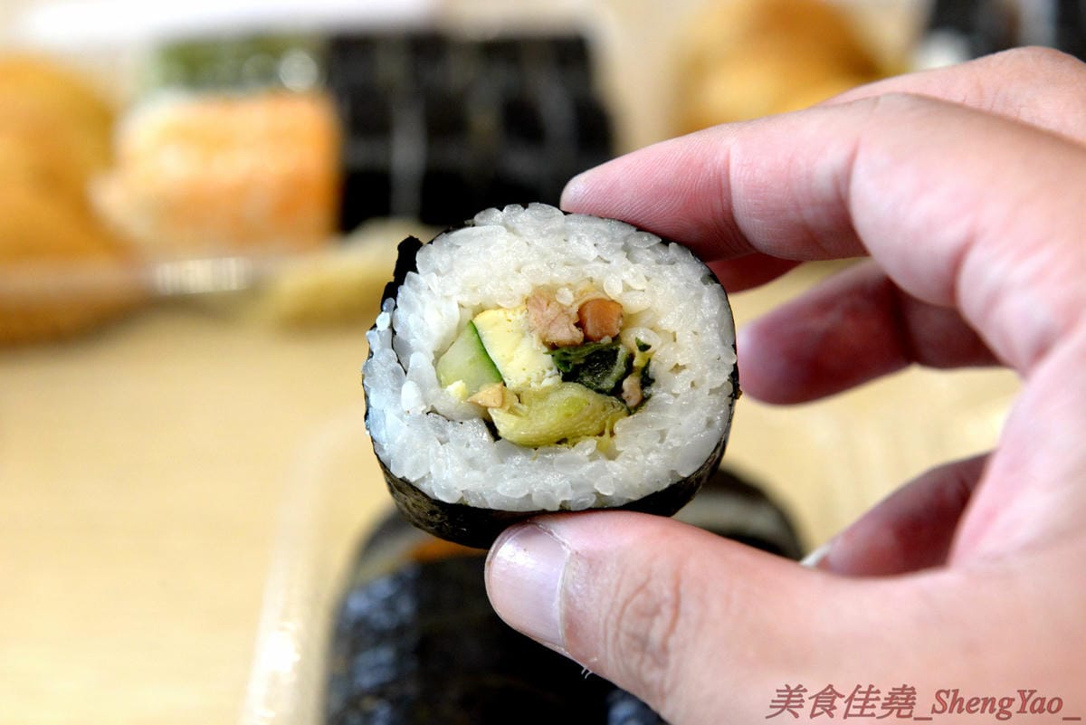 [台中西區]圓味壽司 台中精誠店 – 來自彰化的知名卷壽司專賣店,口味多達30種以上還有超奇妙的”下酒菜”口味,壽司皆為當天現做,保證新鮮衛生,價格平實不貴,10/5-10/6慶祝開幕店內卷壽司一律買三