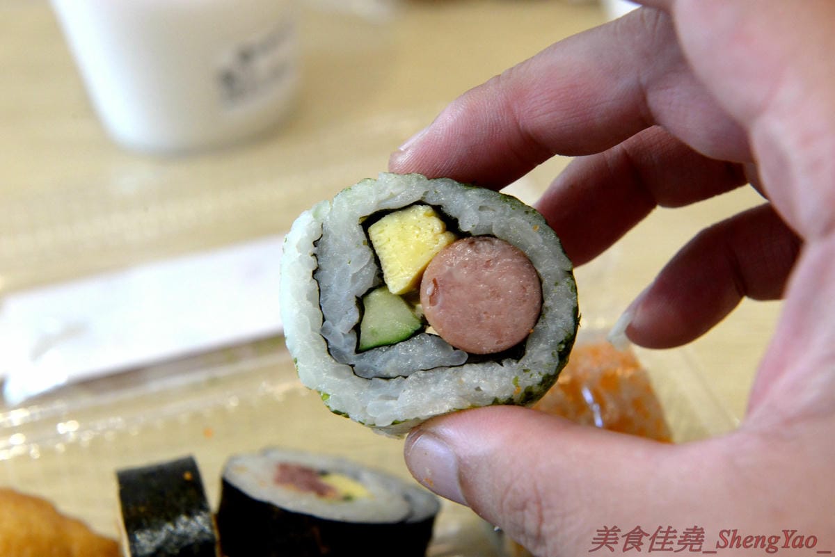 [台中西區]圓味壽司 台中精誠店 – 來自彰化的知名卷壽司專賣店,口味多達30種以上還有超奇妙的”下酒菜”口味,壽司皆為當天現做,保證新鮮衛生,價格平實不貴,10/5-10/6慶祝開幕店內卷壽司一律買三