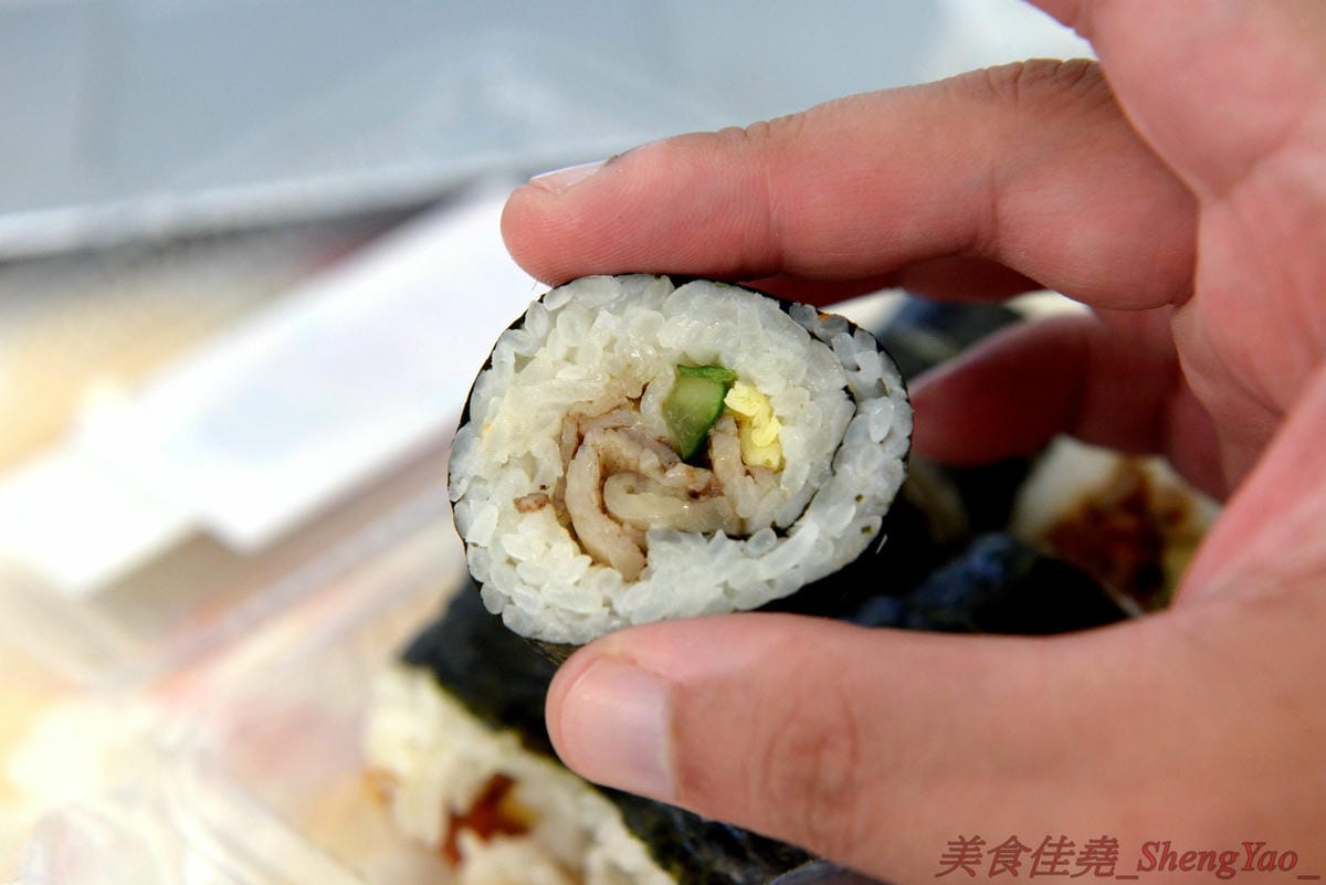 [台中西區]圓味壽司 台中精誠店 – 來自彰化的知名卷壽司專賣店,口味多達30種以上還有超奇妙的”下酒菜”口味,壽司皆為當天現做,保證新鮮衛生,價格平實不貴,10/5-10/6慶祝開幕店內卷壽司一律買三
