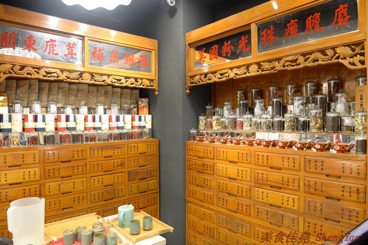 [台中南屯]巫爺中醫藥膳舖 – 台中新IG拍照特色餐廳,中南海集團旗下新品牌餐飲,中藥舖內喝咖啡,還有”藥材包”可以補身體,老闆真的是一個中醫師喔。(已歇業)