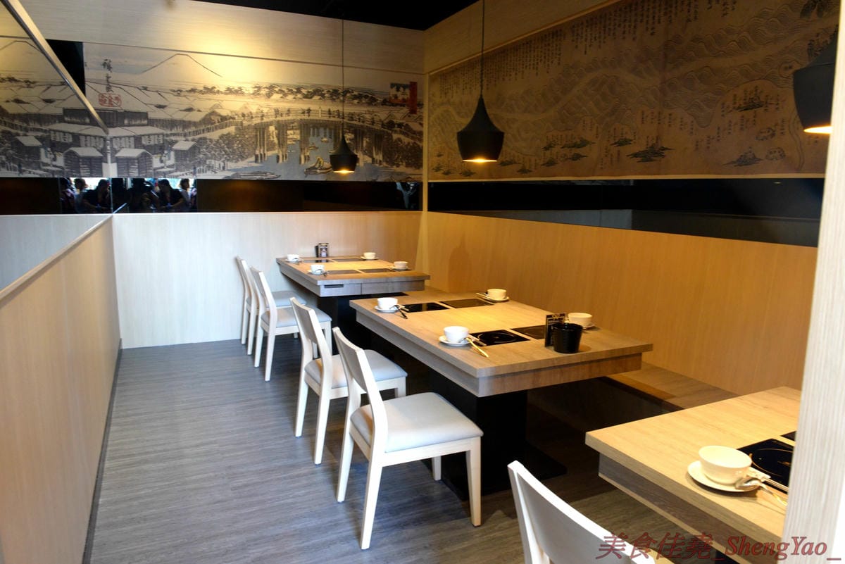 [台中沙鹿]築間幸福鍋物 沙鹿店 – 知名連鎖鍋物”築間”來海線沙鹿開分店了 !! 濃到讓人整鍋喝光光的鮮菇奶香湯底,份量十足的肉盤,十幾種食材的豐富菜盆,別忘了還有那讓人吃到爽的明治冰淇淋