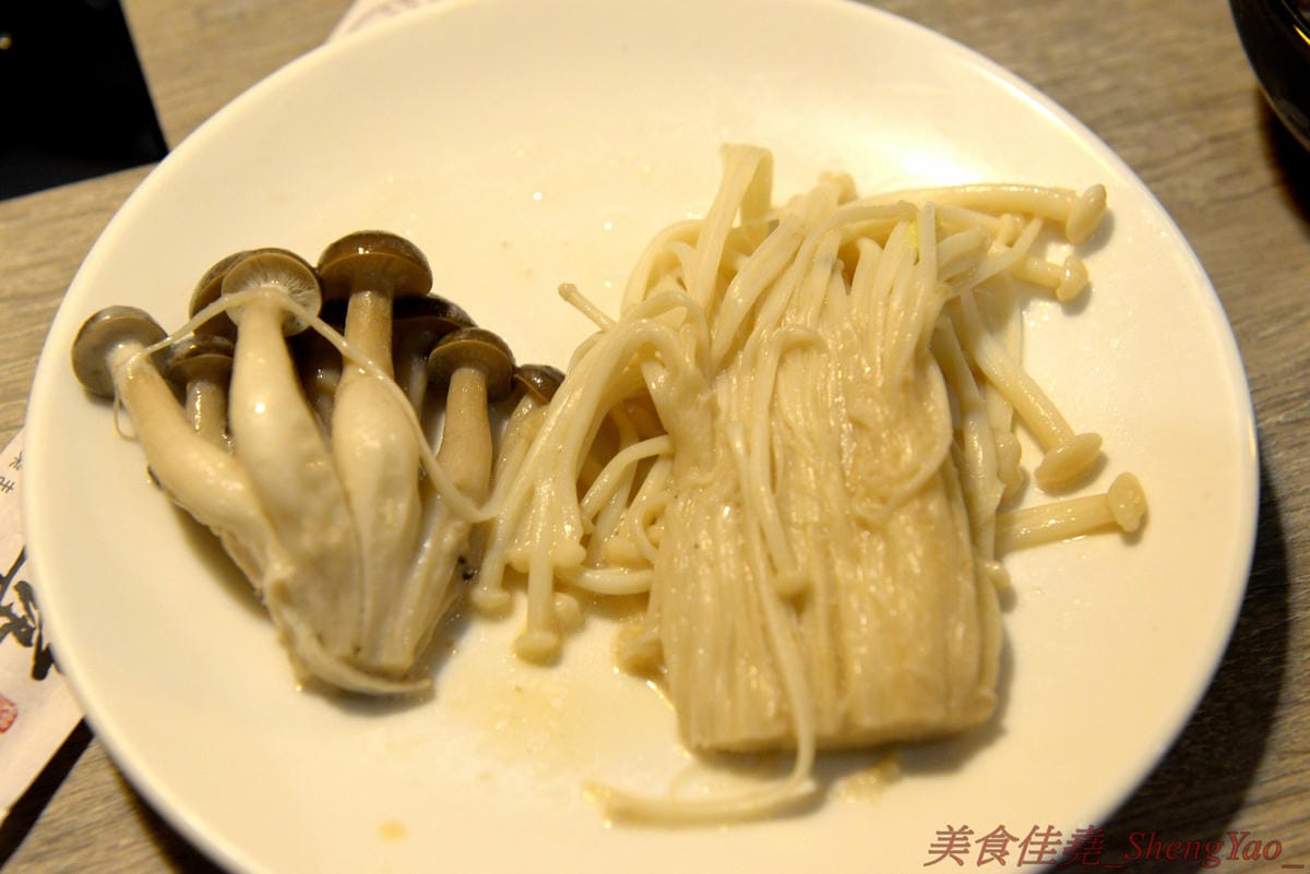 [台中沙鹿]築間幸福鍋物 沙鹿店 – 知名連鎖鍋物”築間”來海線沙鹿開分店了 !! 濃到讓人整鍋喝光光的鮮菇奶香湯底,份量十足的肉盤,十幾種食材的豐富菜盆,別忘了還有那讓人吃到爽的明治冰淇淋
