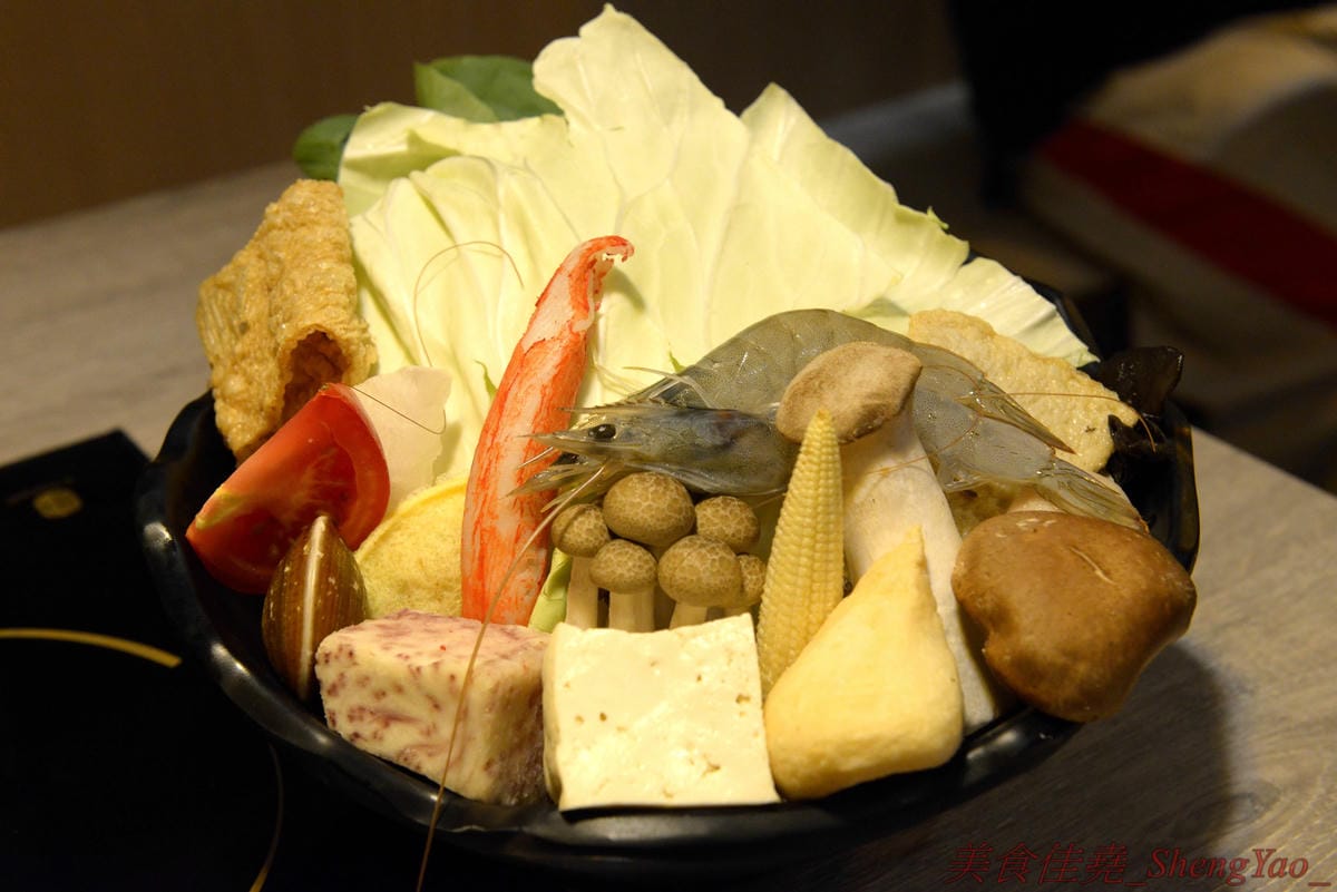 [台中沙鹿]築間幸福鍋物 沙鹿店 – 知名連鎖鍋物”築間”來海線沙鹿開分店了 !! 濃到讓人整鍋喝光光的鮮菇奶香湯底,份量十足的肉盤,十幾種食材的豐富菜盆,別忘了還有那讓人吃到爽的明治冰淇淋