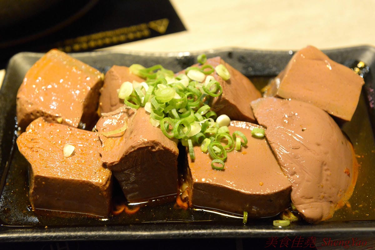 [台中沙鹿]築間幸福鍋物 沙鹿店 – 知名連鎖鍋物”築間”來海線沙鹿開分店了 !! 濃到讓人整鍋喝光光的鮮菇奶香湯底,份量十足的肉盤,十幾種食材的豐富菜盆,別忘了還有那讓人吃到爽的明治冰淇淋
