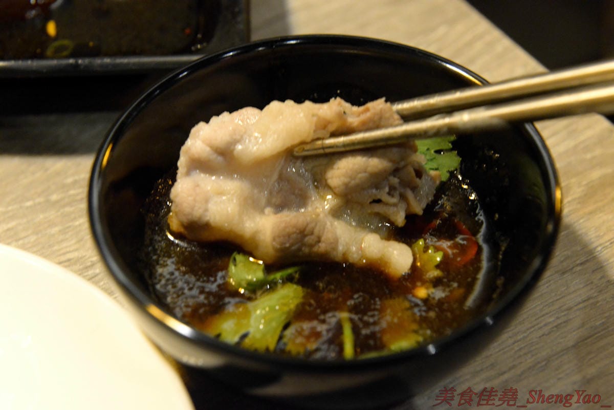 [台中沙鹿]築間幸福鍋物 沙鹿店 – 知名連鎖鍋物”築間”來海線沙鹿開分店了 !! 濃到讓人整鍋喝光光的鮮菇奶香湯底,份量十足的肉盤,十幾種食材的豐富菜盆,別忘了還有那讓人吃到爽的明治冰淇淋