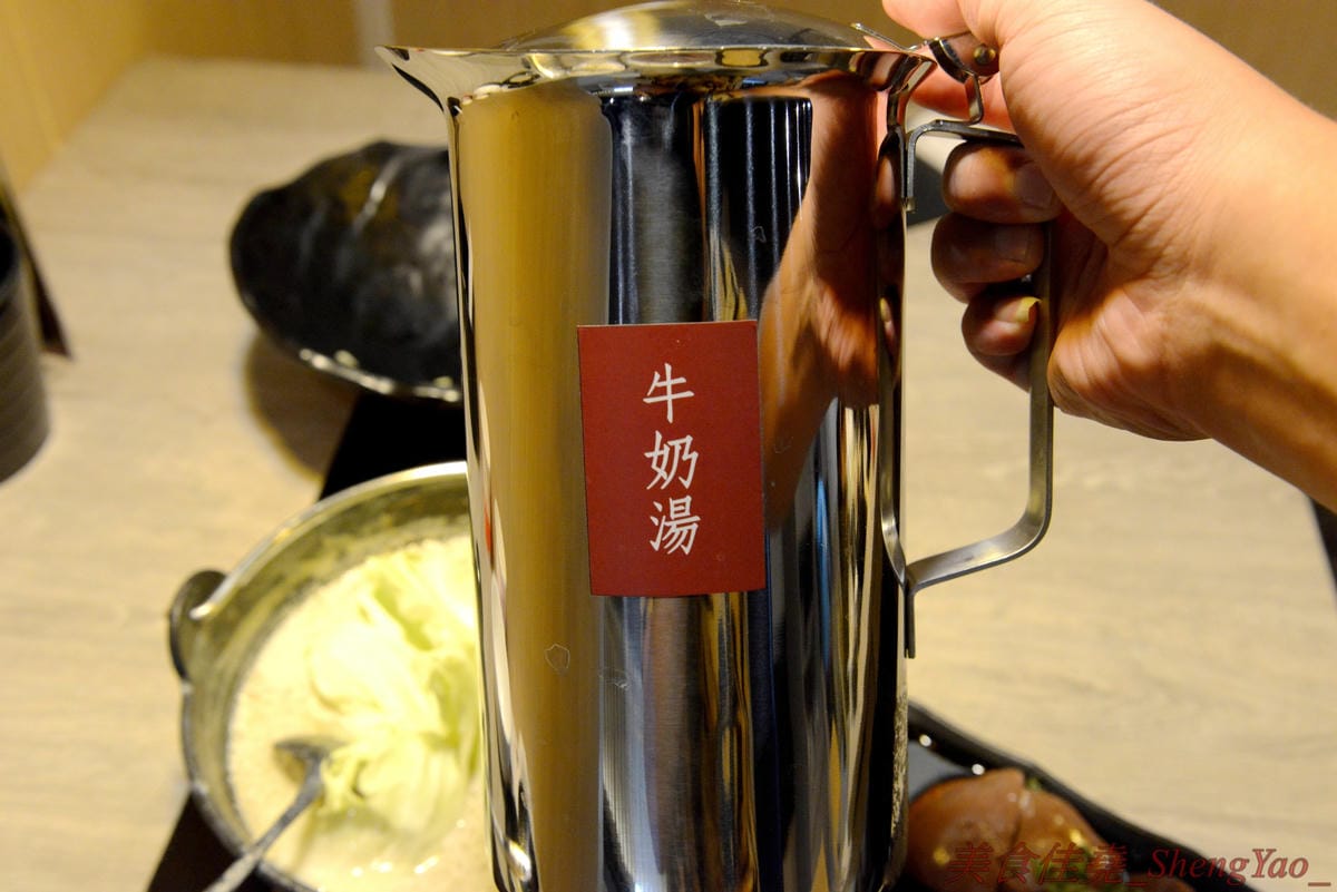 [台中沙鹿]築間幸福鍋物 沙鹿店 – 知名連鎖鍋物”築間”來海線沙鹿開分店了 !! 濃到讓人整鍋喝光光的鮮菇奶香湯底,份量十足的肉盤,十幾種食材的豐富菜盆,別忘了還有那讓人吃到爽的明治冰淇淋