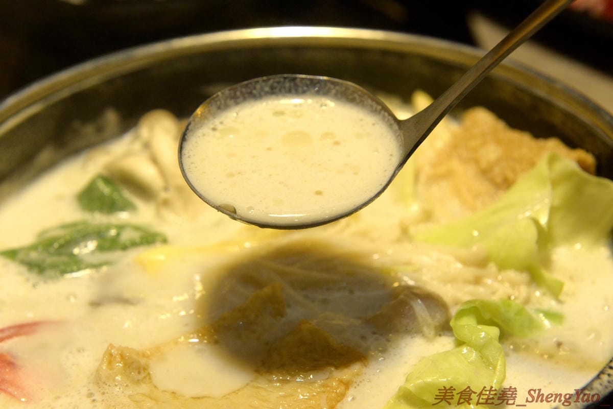 [台中沙鹿]築間幸福鍋物 沙鹿店 – 知名連鎖鍋物”築間”來海線沙鹿開分店了 !! 濃到讓人整鍋喝光光的鮮菇奶香湯底,份量十足的肉盤,十幾種食材的豐富菜盆,別忘了還有那讓人吃到爽的明治冰淇淋