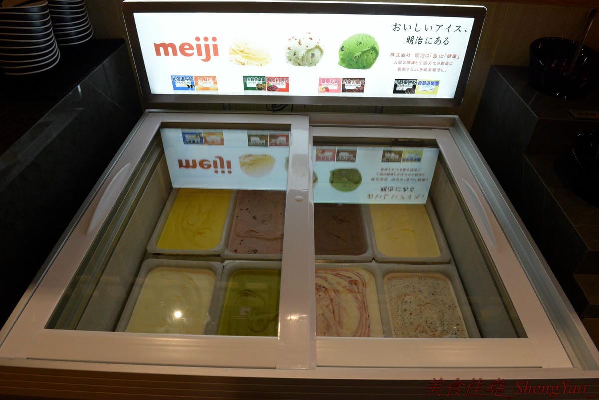 [台中沙鹿]築間幸福鍋物 沙鹿店 – 知名連鎖鍋物”築間”來海線沙鹿開分店了 !! 濃到讓人整鍋喝光光的鮮菇奶香湯底,份量十足的肉盤,十幾種食材的豐富菜盆,別忘了還有那讓人吃到爽的明治冰淇淋