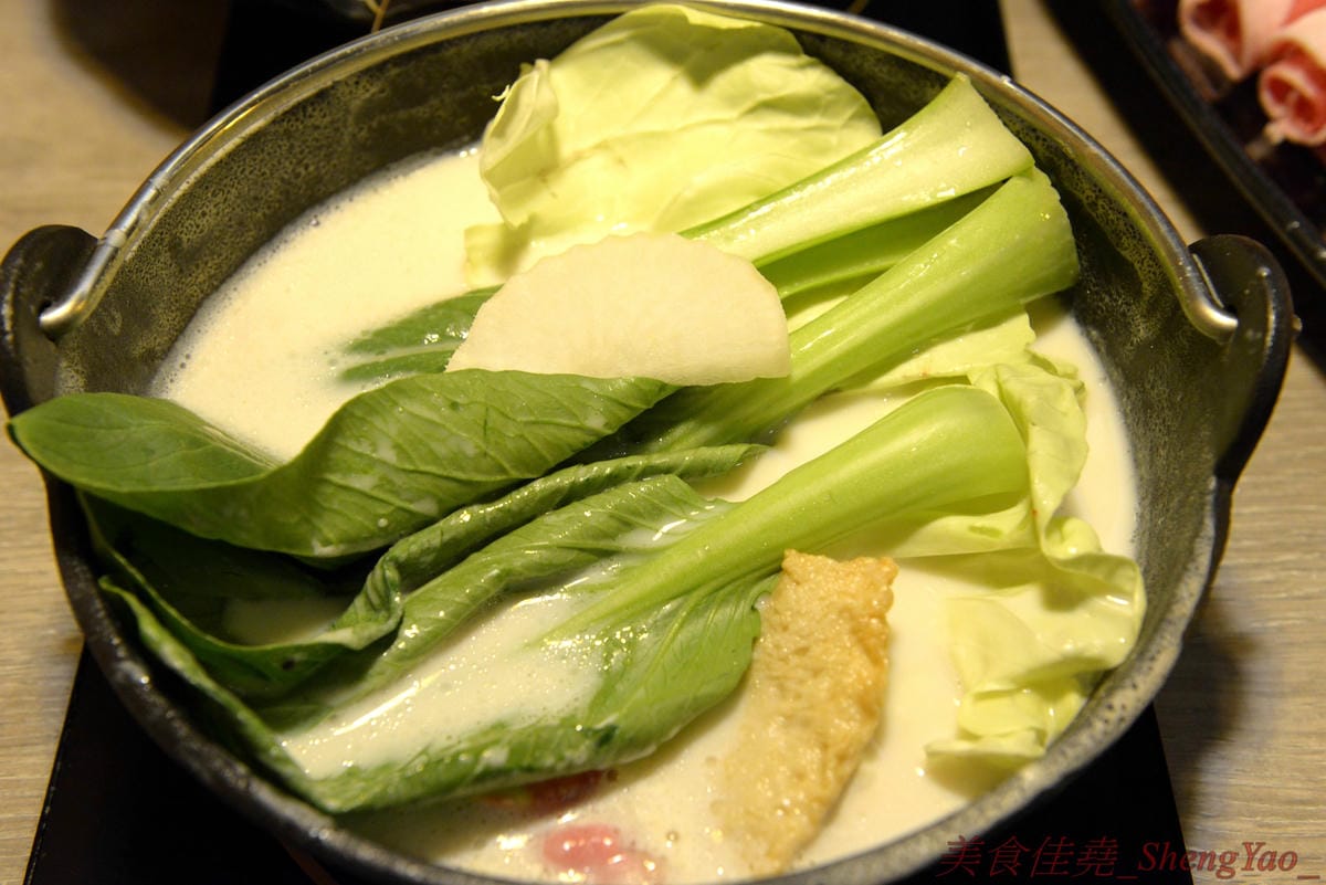 [台中沙鹿]築間幸福鍋物 沙鹿店 – 知名連鎖鍋物”築間”來海線沙鹿開分店了 !! 濃到讓人整鍋喝光光的鮮菇奶香湯底,份量十足的肉盤,十幾種食材的豐富菜盆,別忘了還有那讓人吃到爽的明治冰淇淋