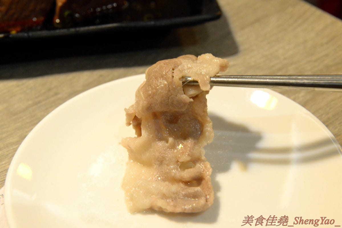 [台中沙鹿]築間幸福鍋物 沙鹿店 – 知名連鎖鍋物”築間”來海線沙鹿開分店了 !! 濃到讓人整鍋喝光光的鮮菇奶香湯底,份量十足的肉盤,十幾種食材的豐富菜盆,別忘了還有那讓人吃到爽的明治冰淇淋