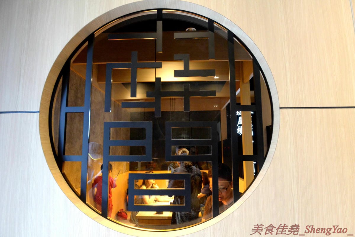 [台中沙鹿]築間幸福鍋物 沙鹿店 – 知名連鎖鍋物”築間”來海線沙鹿開分店了 !! 濃到讓人整鍋喝光光的鮮菇奶香湯底,份量十足的肉盤,十幾種食材的豐富菜盆,別忘了還有那讓人吃到爽的明治冰淇淋