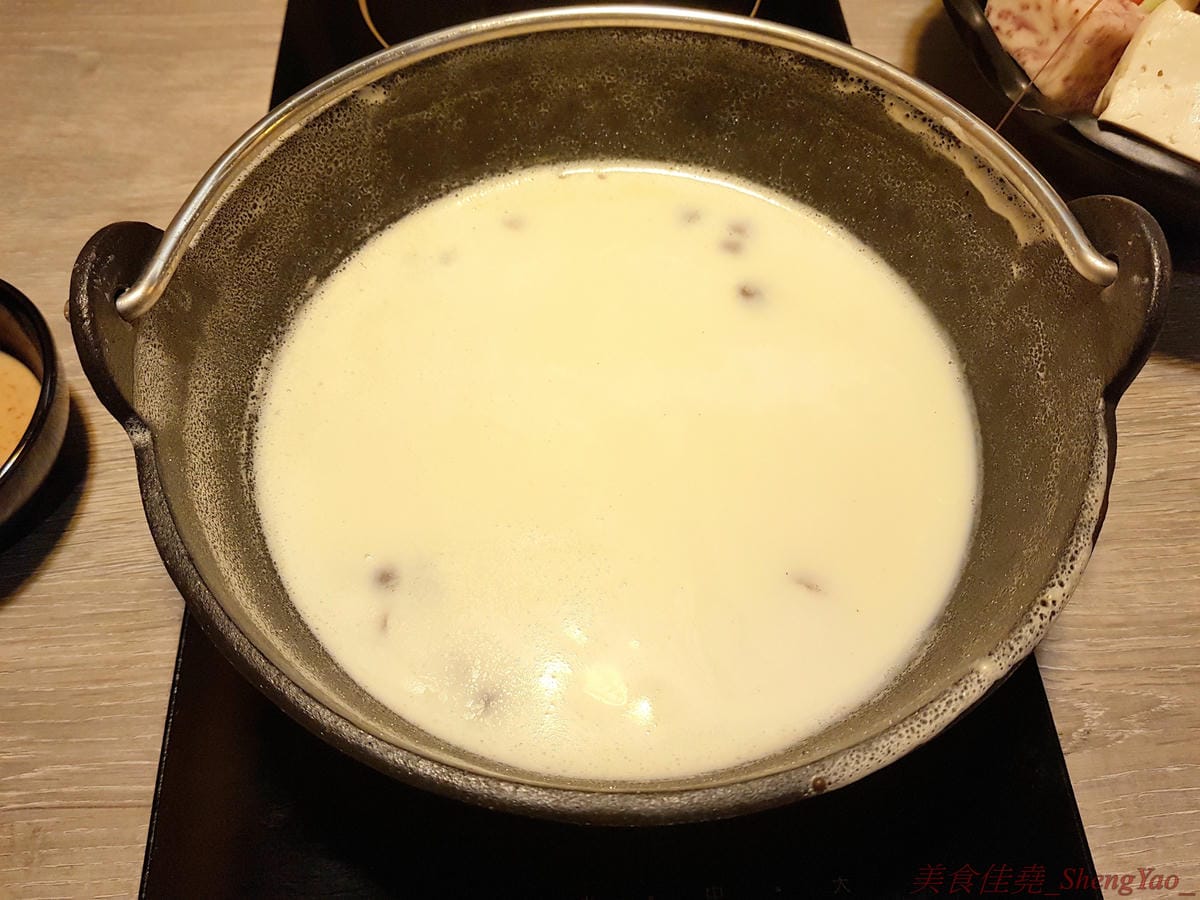 [台中沙鹿]築間幸福鍋物 沙鹿店 – 知名連鎖鍋物”築間”來海線沙鹿開分店了 !! 濃到讓人整鍋喝光光的鮮菇奶香湯底,份量十足的肉盤,十幾種食材的豐富菜盆,別忘了還有那讓人吃到爽的明治冰淇淋