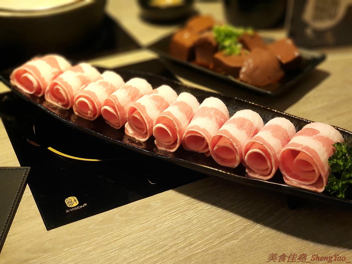 [台中沙鹿]築間幸福鍋物 沙鹿店 – 知名連鎖鍋物”築間”來海線沙鹿開分店了 !! 濃到讓人整鍋喝光光的鮮菇奶香湯底,份量十足的肉盤,十幾種食材的豐富菜盆,別忘了還有那讓人吃到爽的明治冰淇淋