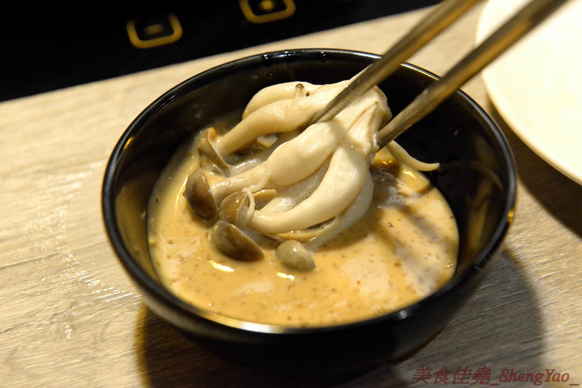 [台中沙鹿]築間幸福鍋物 沙鹿店 – 知名連鎖鍋物”築間”來海線沙鹿開分店了 !! 濃到讓人整鍋喝光光的鮮菇奶香湯底,份量十足的肉盤,十幾種食材的豐富菜盆,別忘了還有那讓人吃到爽的明治冰淇淋