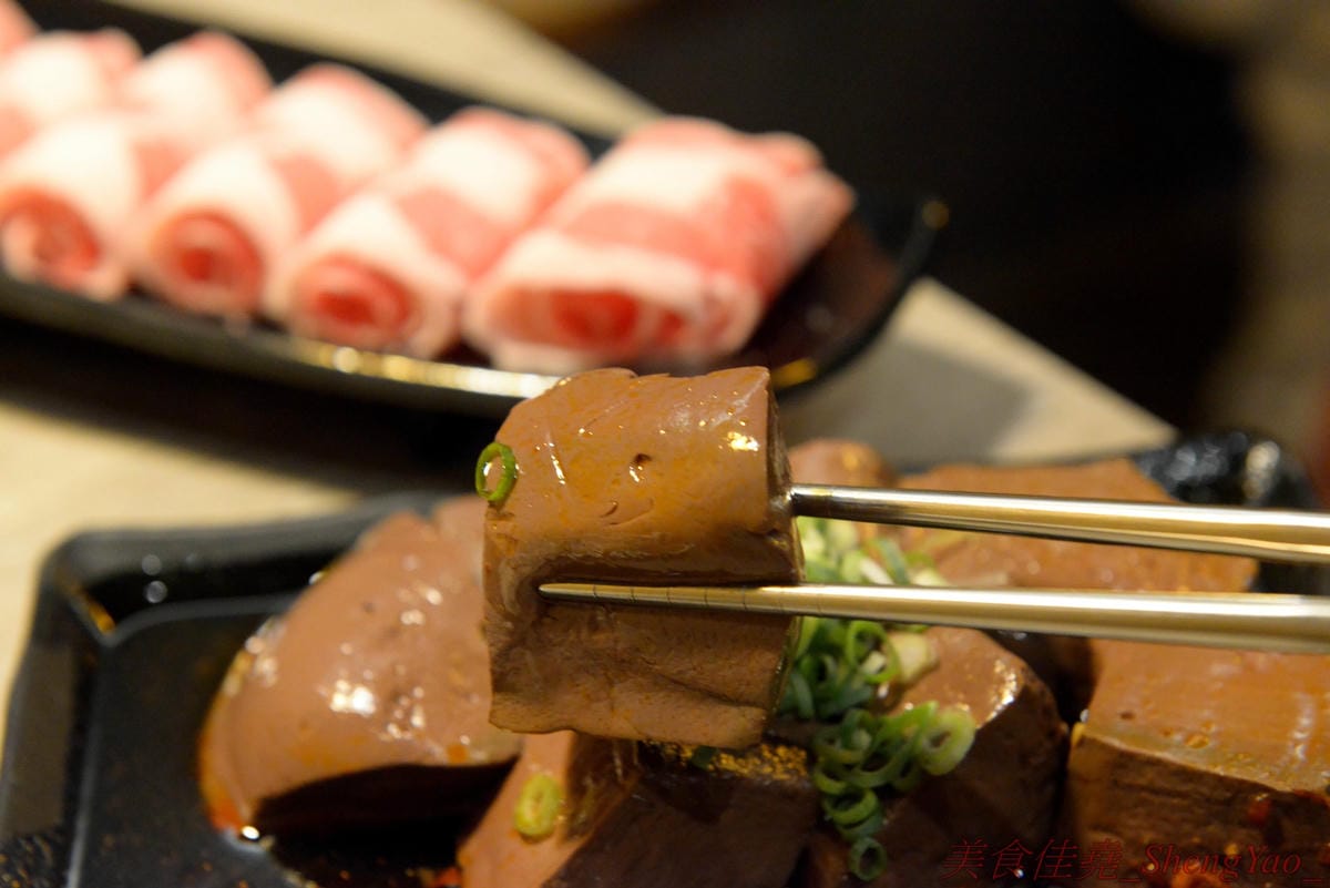 [台中沙鹿]築間幸福鍋物 沙鹿店 – 知名連鎖鍋物”築間”來海線沙鹿開分店了 !! 濃到讓人整鍋喝光光的鮮菇奶香湯底,份量十足的肉盤,十幾種食材的豐富菜盆,別忘了還有那讓人吃到爽的明治冰淇淋