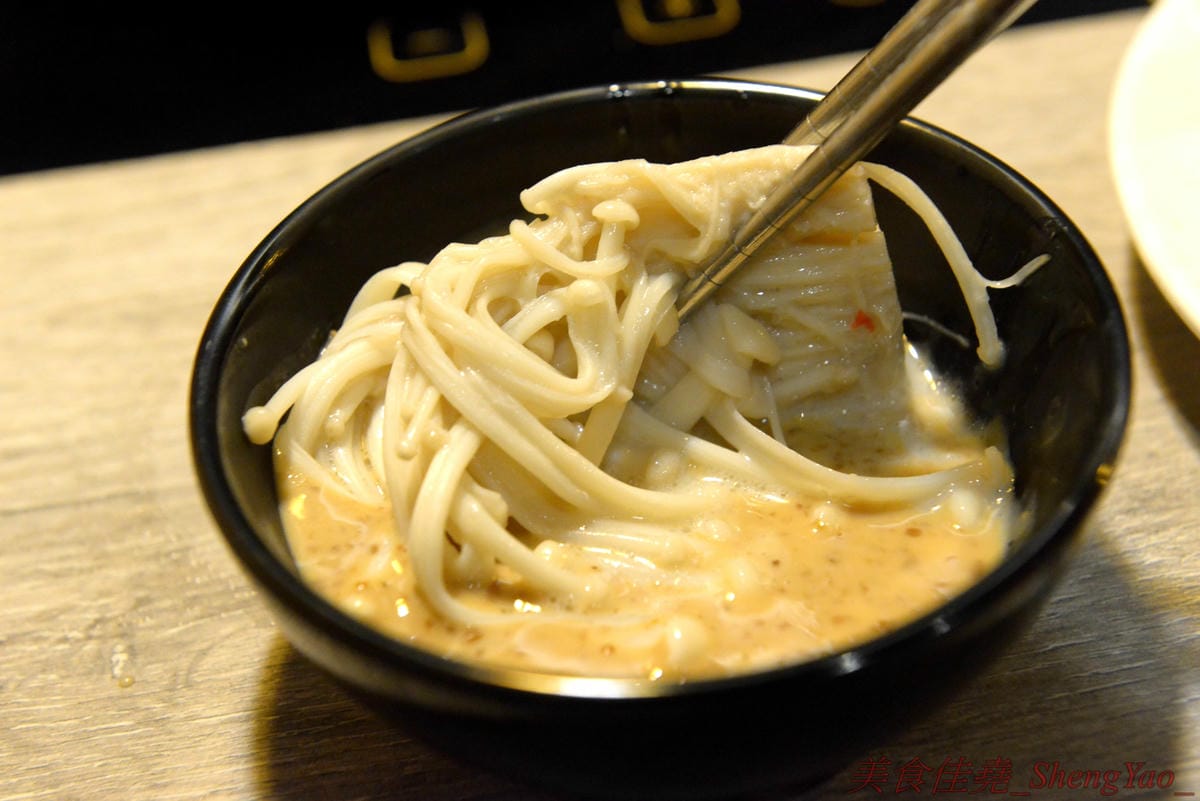 [台中沙鹿]築間幸福鍋物 沙鹿店 – 知名連鎖鍋物”築間”來海線沙鹿開分店了 !! 濃到讓人整鍋喝光光的鮮菇奶香湯底,份量十足的肉盤,十幾種食材的豐富菜盆,別忘了還有那讓人吃到爽的明治冰淇淋