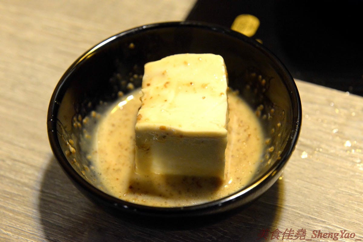[台中沙鹿]築間幸福鍋物 沙鹿店 – 知名連鎖鍋物”築間”來海線沙鹿開分店了 !! 濃到讓人整鍋喝光光的鮮菇奶香湯底,份量十足的肉盤,十幾種食材的豐富菜盆,別忘了還有那讓人吃到爽的明治冰淇淋