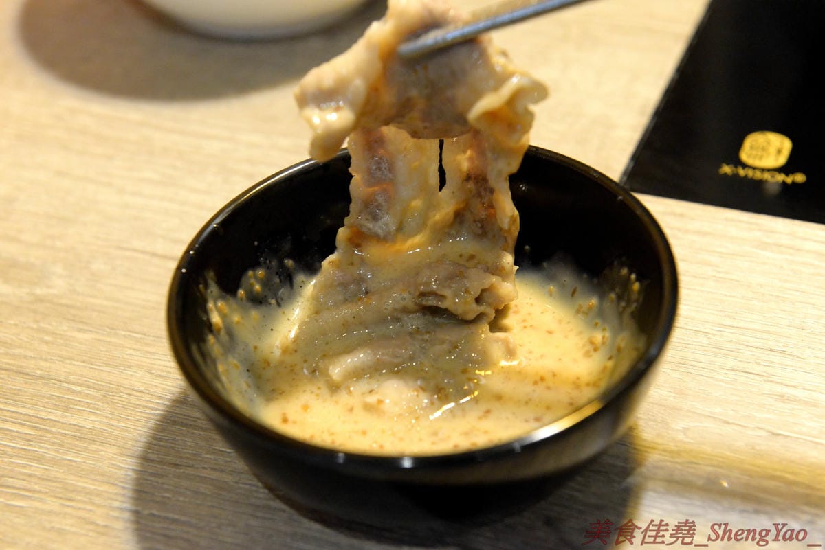 [台中沙鹿]築間幸福鍋物 沙鹿店 – 知名連鎖鍋物”築間”來海線沙鹿開分店了 !! 濃到讓人整鍋喝光光的鮮菇奶香湯底,份量十足的肉盤,十幾種食材的豐富菜盆,別忘了還有那讓人吃到爽的明治冰淇淋