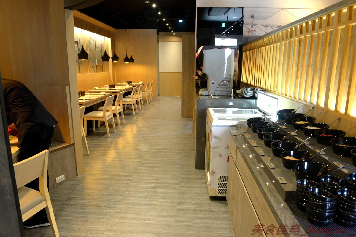 [台中沙鹿]築間幸福鍋物 沙鹿店 – 知名連鎖鍋物”築間”來海線沙鹿開分店了 !! 濃到讓人整鍋喝光光的鮮菇奶香湯底,份量十足的肉盤,十幾種食材的豐富菜盆,別忘了還有那讓人吃到爽的明治冰淇淋
