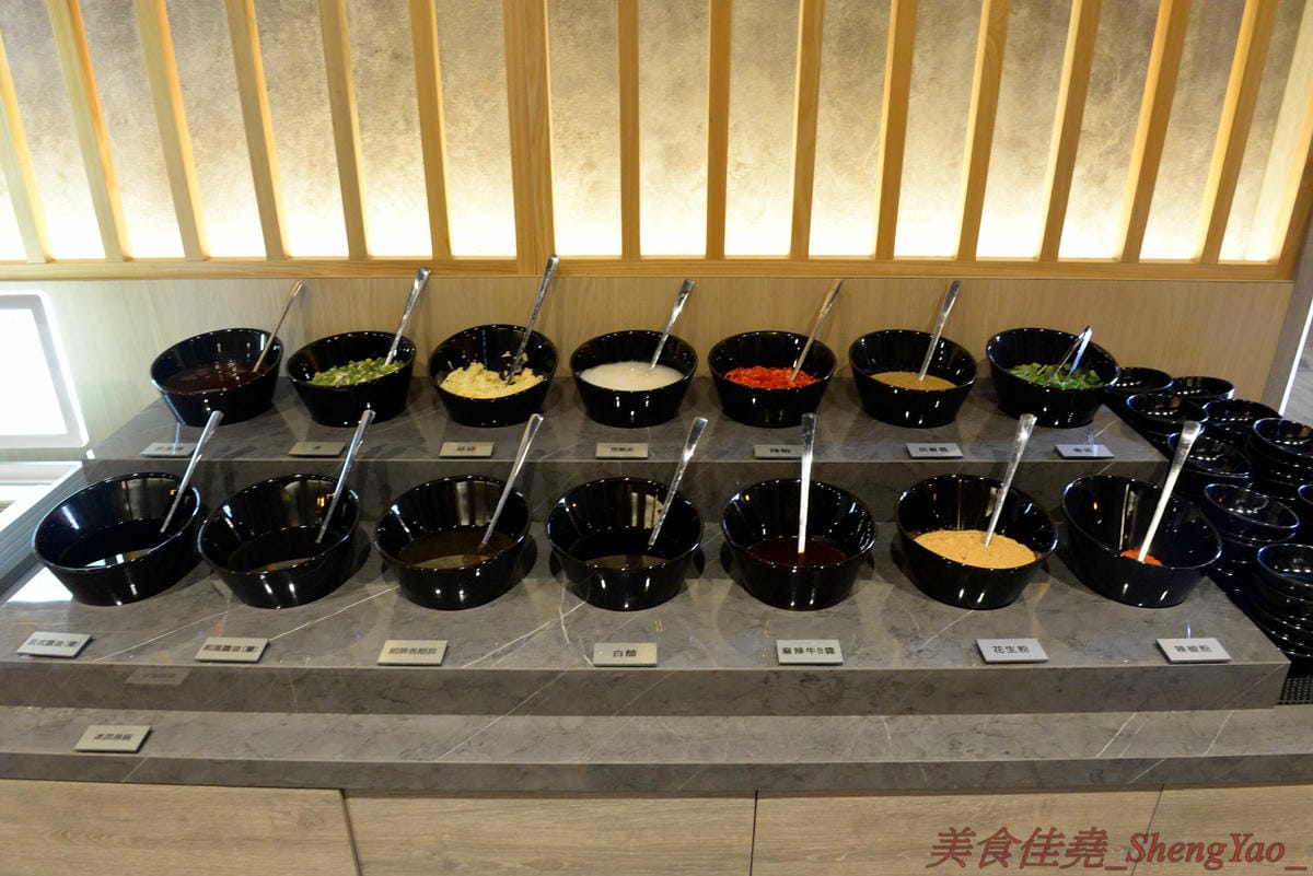 [台中沙鹿]築間幸福鍋物 沙鹿店 – 知名連鎖鍋物”築間”來海線沙鹿開分店了 !! 濃到讓人整鍋喝光光的鮮菇奶香湯底,份量十足的肉盤,十幾種食材的豐富菜盆,別忘了還有那讓人吃到爽的明治冰淇淋