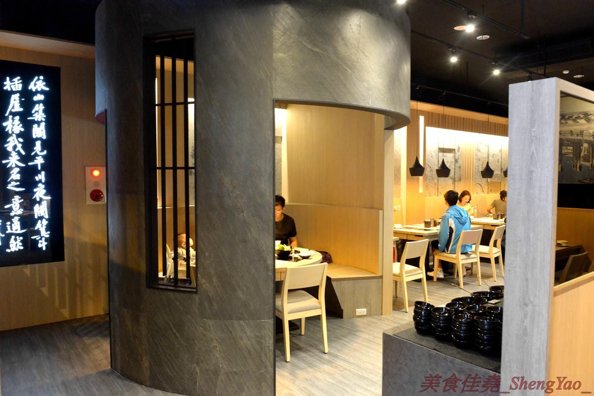 [台中沙鹿]築間幸福鍋物 沙鹿店 – 知名連鎖鍋物”築間”來海線沙鹿開分店了 !! 濃到讓人整鍋喝光光的鮮菇奶香湯底,份量十足的肉盤,十幾種食材的豐富菜盆,別忘了還有那讓人吃到爽的明治冰淇淋