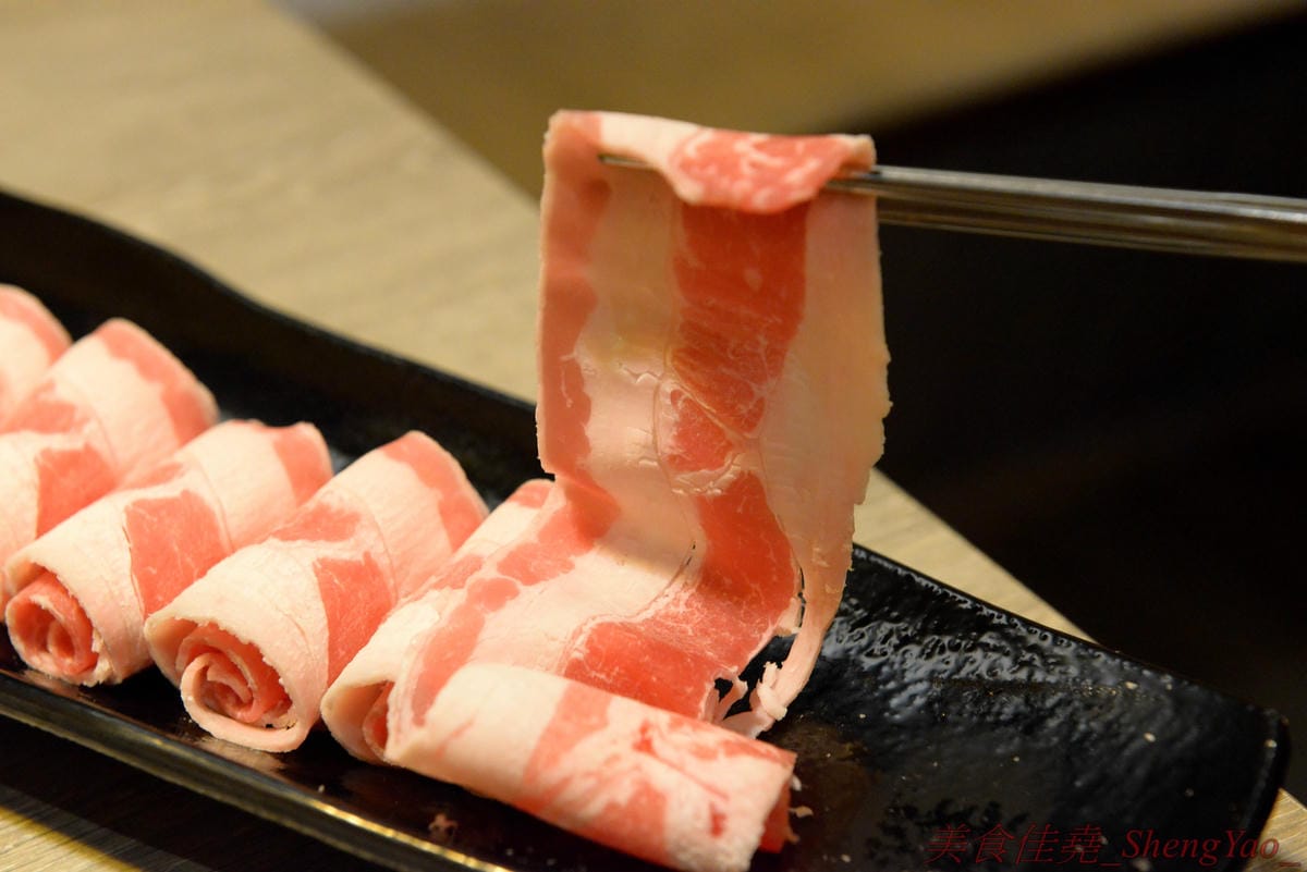 [台中沙鹿]築間幸福鍋物 沙鹿店 – 知名連鎖鍋物”築間”來海線沙鹿開分店了 !! 濃到讓人整鍋喝光光的鮮菇奶香湯底,份量十足的肉盤,十幾種食材的豐富菜盆,別忘了還有那讓人吃到爽的明治冰淇淋