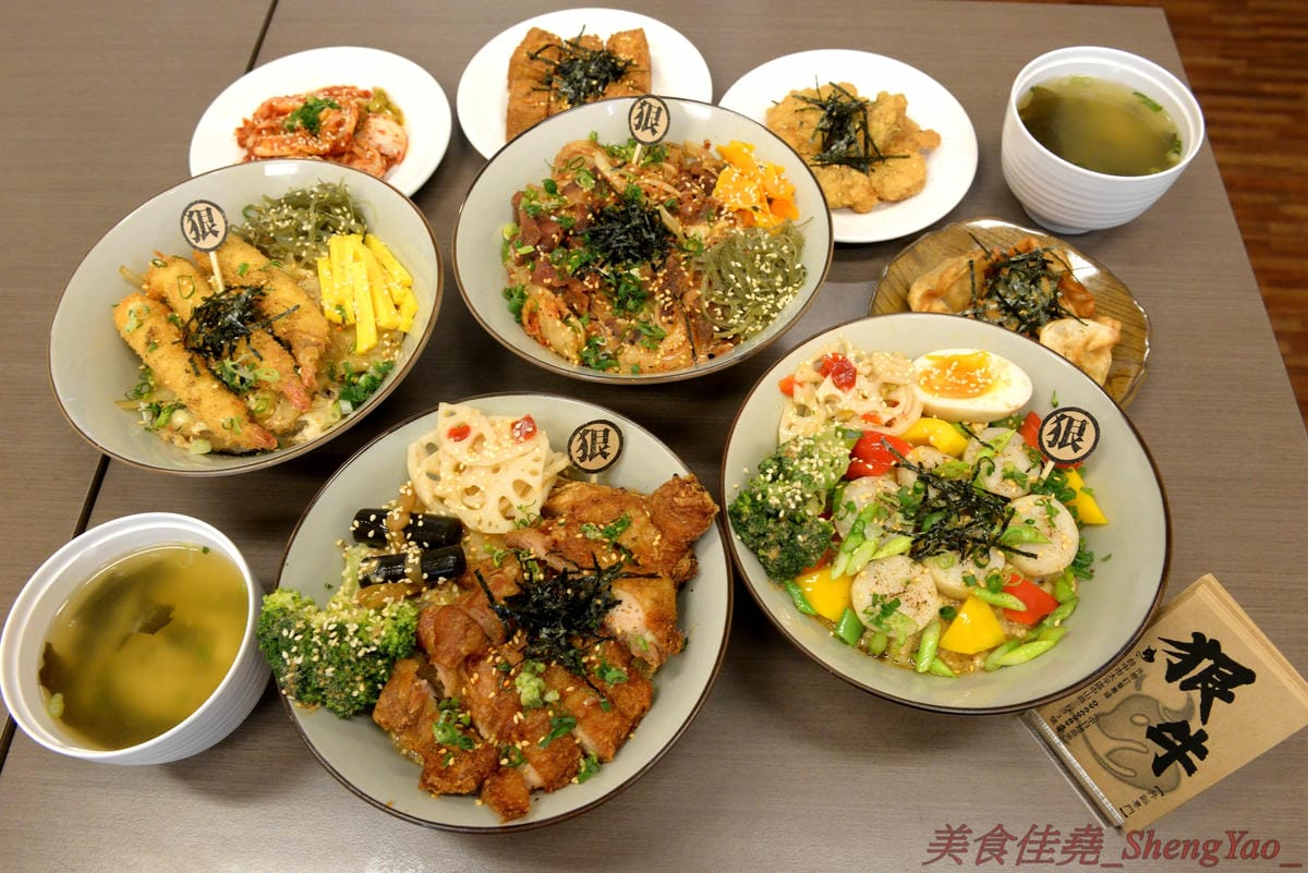[台中太平]狠牛 丼飯專賣店 – 台中太平超平價的丼飯專賣店,丼飯除了主菜還會附上兩到三樣精緻日式小菜,口味相當不錯,價格幾乎都只要百元左右,C/P值破表,大推牛丼和無骨雞腿排丼。(文末有讀