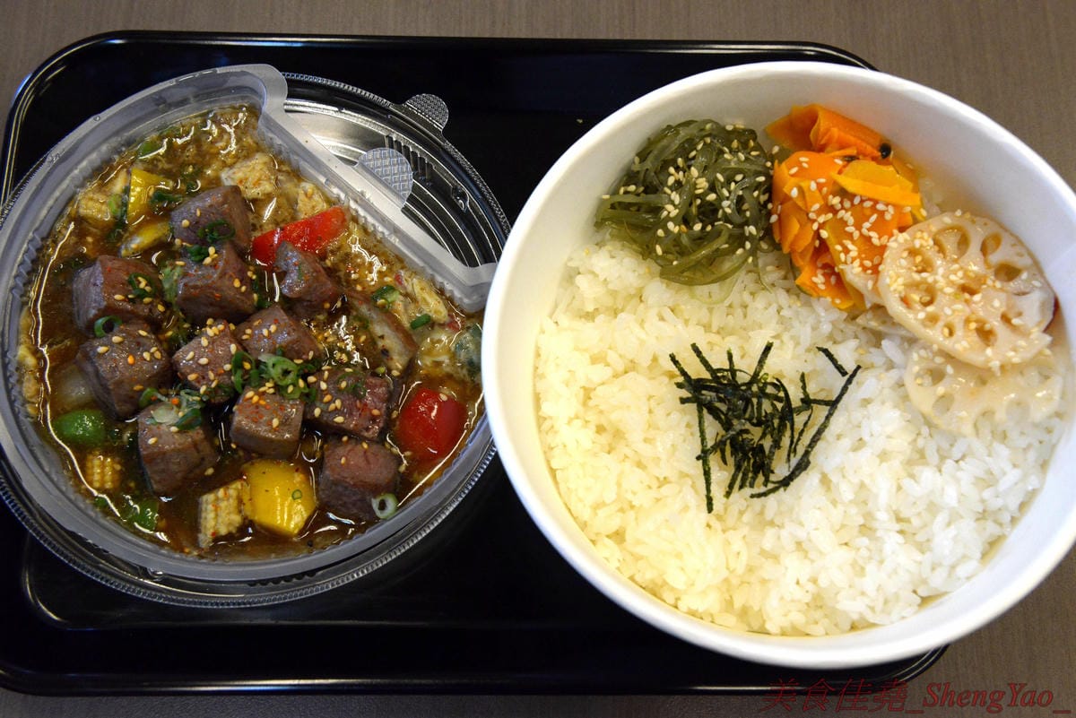 [台中太平]狠牛 丼飯專賣店 – 台中太平超平價的丼飯專賣店,丼飯除了主菜還會附上兩到三樣精緻日式小菜,口味相當不錯,價格幾乎都只要百元左右,C/P值破表,大推牛丼和無骨雞腿排丼。(文末有讀