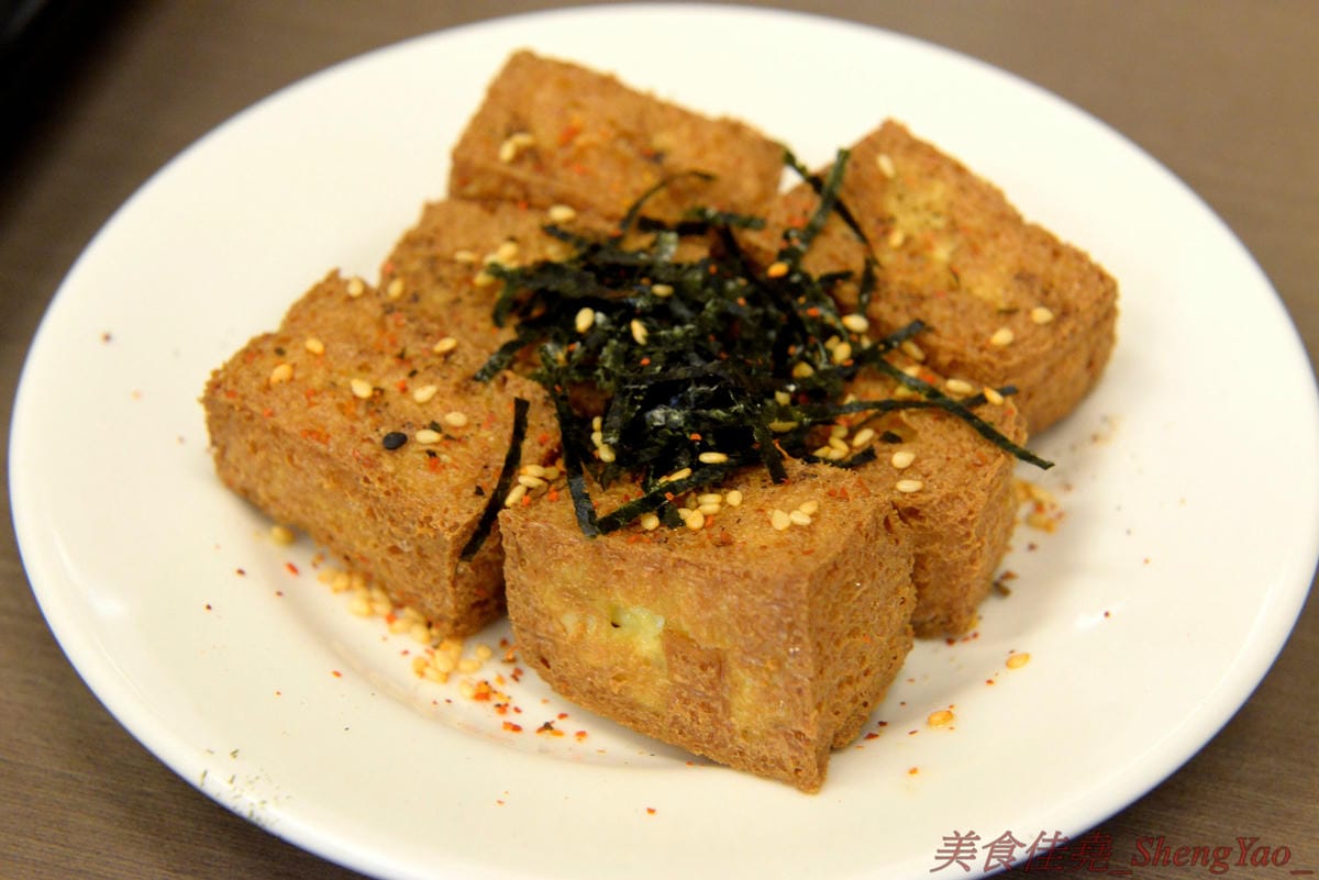 [台中太平]狠牛 丼飯專賣店 – 台中太平超平價的丼飯專賣店,丼飯除了主菜還會附上兩到三樣精緻日式小菜,口味相當不錯,價格幾乎都只要百元左右,C/P值破表,大推牛丼和無骨雞腿排丼。(文末有讀