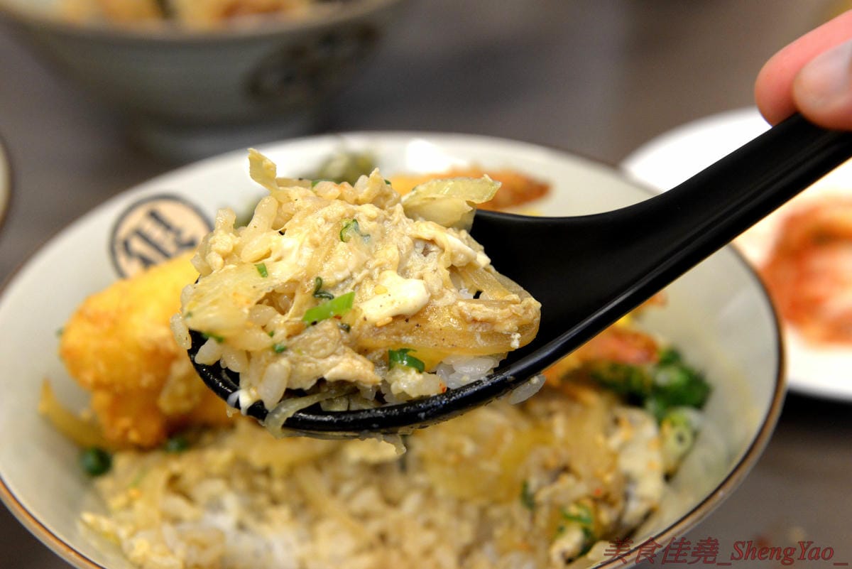 [台中太平]狠牛 丼飯專賣店 – 台中太平超平價的丼飯專賣店,丼飯除了主菜還會附上兩到三樣精緻日式小菜,口味相當不錯,價格幾乎都只要百元左右,C/P值破表,大推牛丼和無骨雞腿排丼。(文末有讀