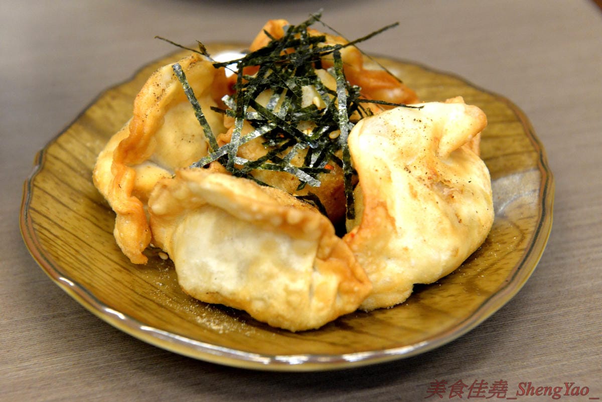[台中太平]狠牛 丼飯專賣店 – 台中太平超平價的丼飯專賣店,丼飯除了主菜還會附上兩到三樣精緻日式小菜,口味相當不錯,價格幾乎都只要百元左右,C/P值破表,大推牛丼和無骨雞腿排丼。(文末有讀