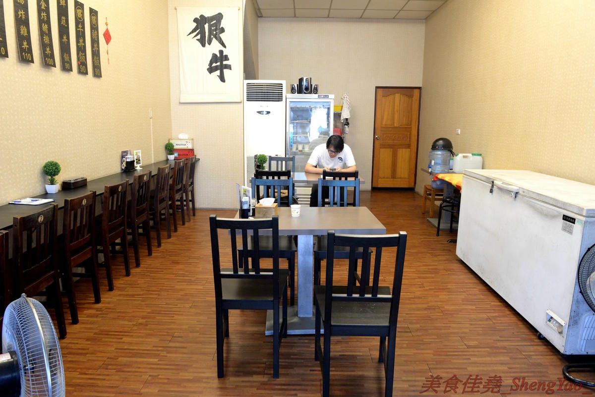 [台中太平]狠牛 丼飯專賣店 – 台中太平超平價的丼飯專賣店,丼飯除了主菜還會附上兩到三樣精緻日式小菜,口味相當不錯,價格幾乎都只要百元左右,C/P值破表,大推牛丼和無骨雞腿排丼。(文末有讀