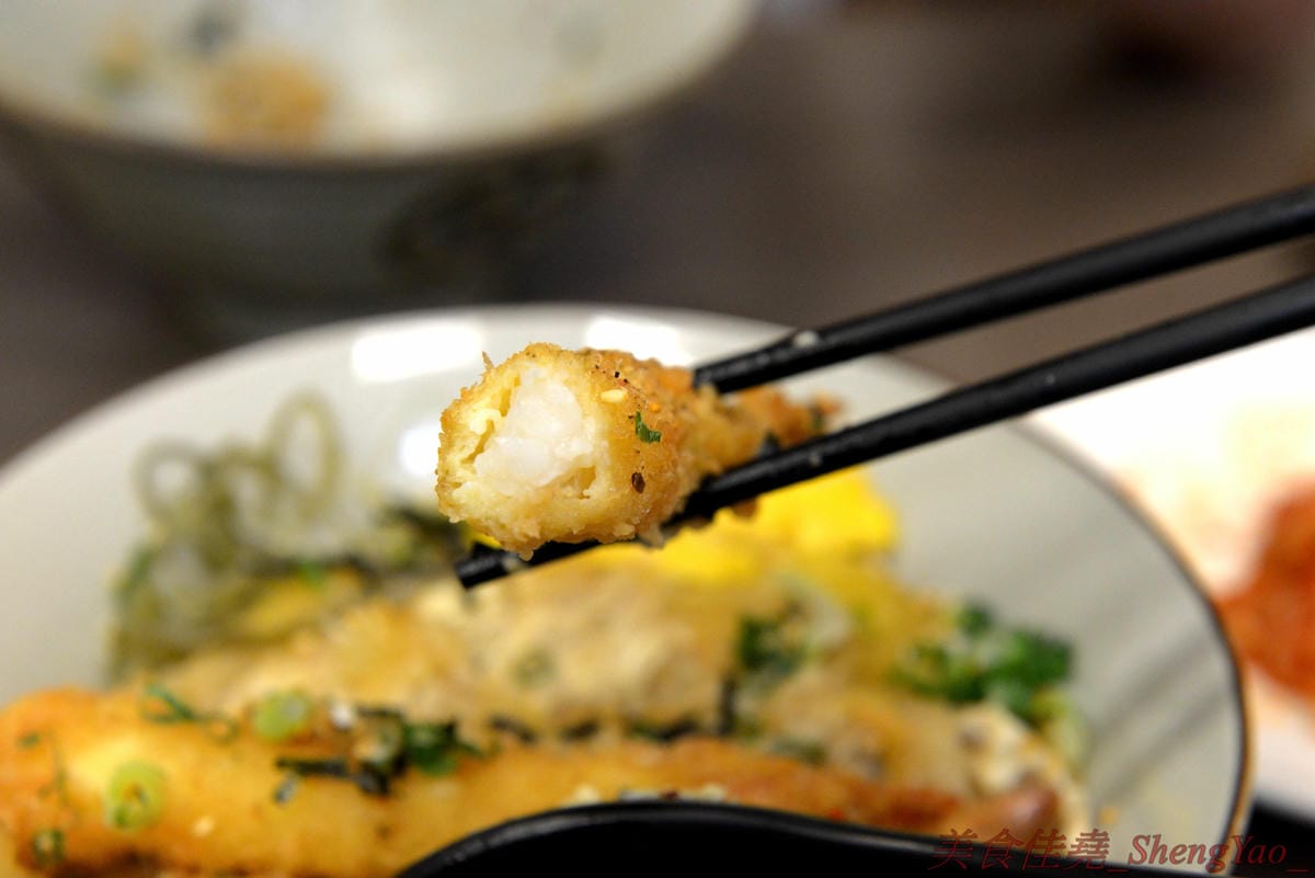 [台中太平]狠牛 丼飯專賣店 – 台中太平超平價的丼飯專賣店,丼飯除了主菜還會附上兩到三樣精緻日式小菜,口味相當不錯,價格幾乎都只要百元左右,C/P值破表,大推牛丼和無骨雞腿排丼。(文末有讀