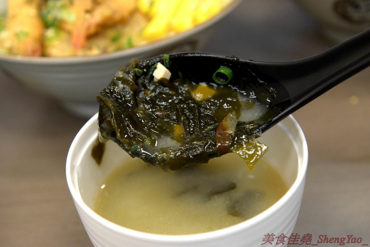 [台中太平]狠牛 丼飯專賣店 – 台中太平超平價的丼飯專賣店,丼飯除了主菜還會附上兩到三樣精緻日式小菜,口味相當不錯,價格幾乎都只要百元左右,C/P值破表,大推牛丼和無骨雞腿排丼。(文末有讀