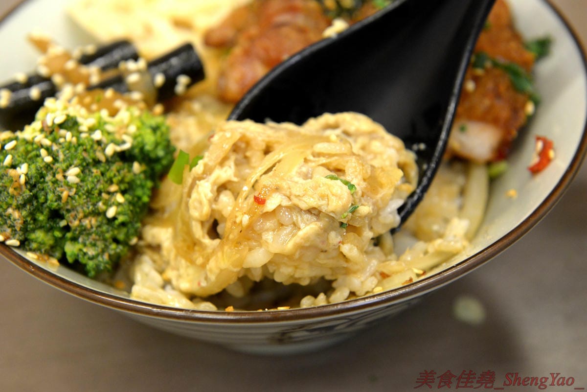 [台中太平]狠牛 丼飯專賣店 – 台中太平超平價的丼飯專賣店,丼飯除了主菜還會附上兩到三樣精緻日式小菜,口味相當不錯,價格幾乎都只要百元左右,C/P值破表,大推牛丼和無骨雞腿排丼。(文末有讀