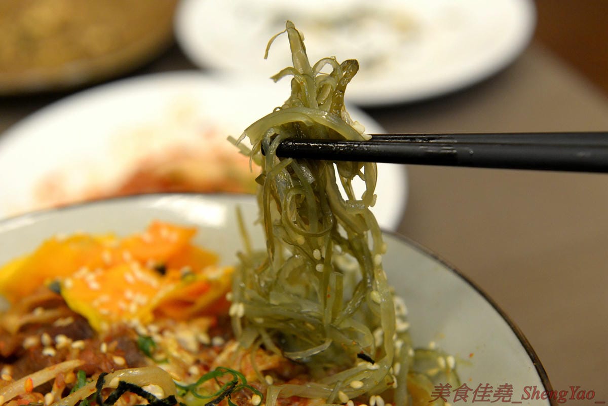 [台中太平]狠牛 丼飯專賣店 – 台中太平超平價的丼飯專賣店,丼飯除了主菜還會附上兩到三樣精緻日式小菜,口味相當不錯,價格幾乎都只要百元左右,C/P值破表,大推牛丼和無骨雞腿排丼。(文末有讀
