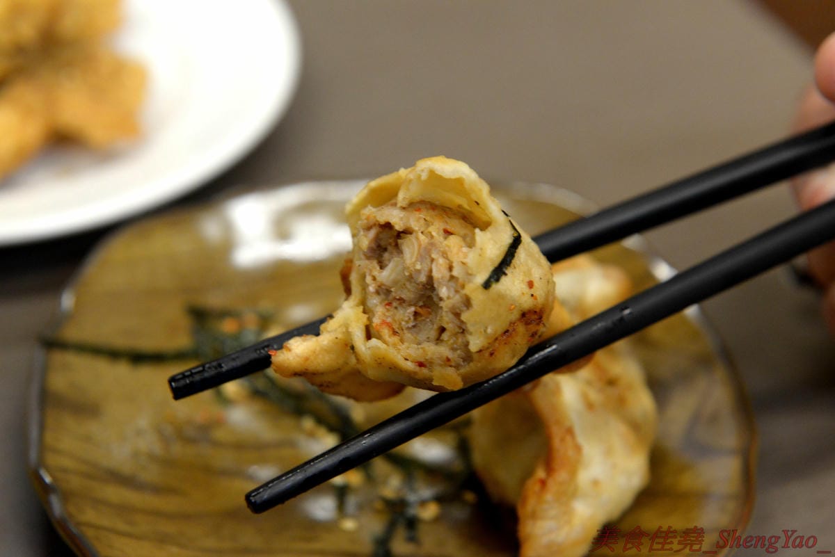 [台中太平]狠牛 丼飯專賣店 – 台中太平超平價的丼飯專賣店,丼飯除了主菜還會附上兩到三樣精緻日式小菜,口味相當不錯,價格幾乎都只要百元左右,C/P值破表,大推牛丼和無骨雞腿排丼。(文末有讀