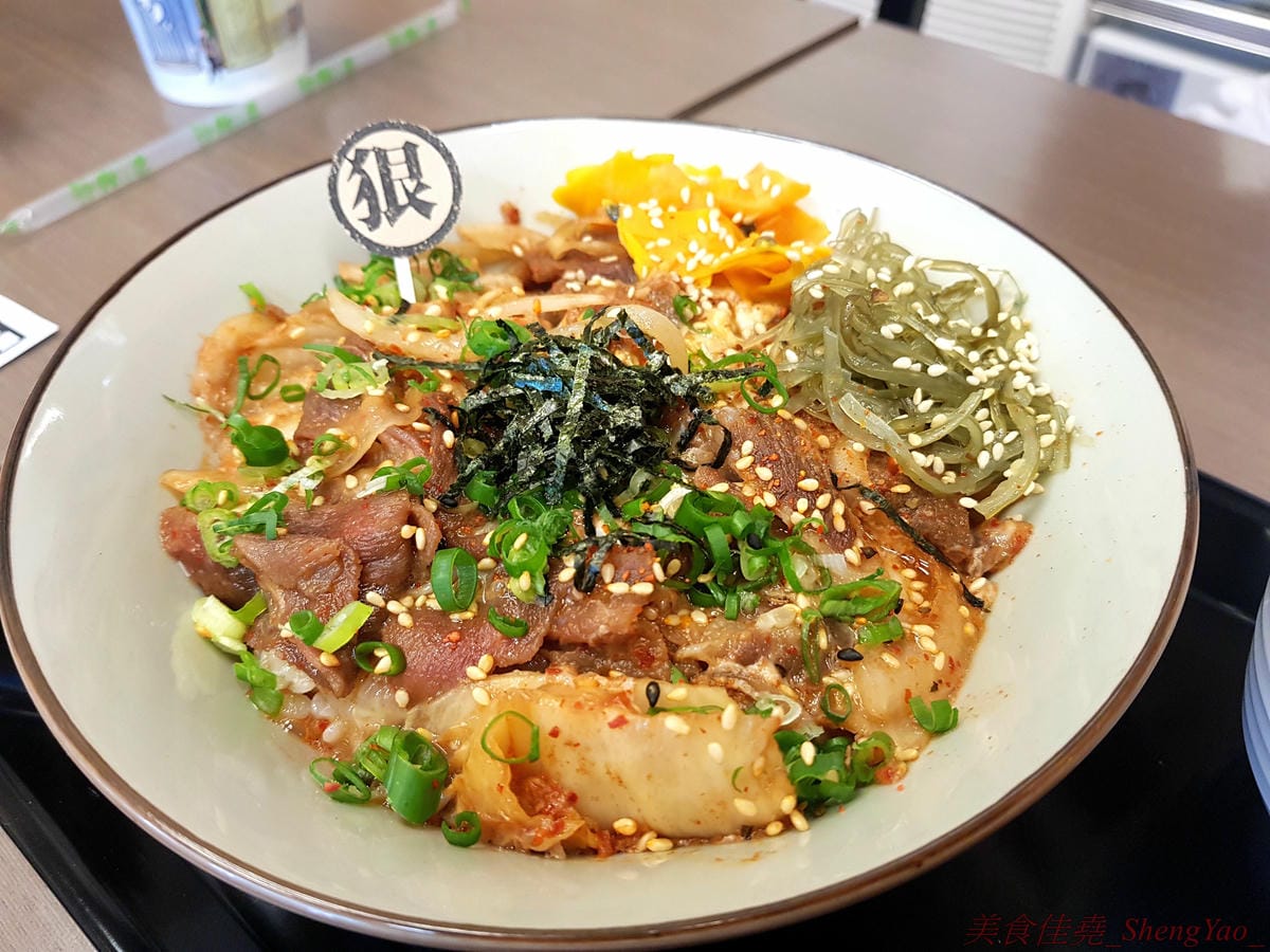[台中太平]狠牛 丼飯專賣店 – 台中太平超平價的丼飯專賣店,丼飯除了主菜還會附上兩到三樣精緻日式小菜,口味相當不錯,價格幾乎都只要百元左右,C/P值破表,大推牛丼和無骨雞腿排丼。(文末有讀