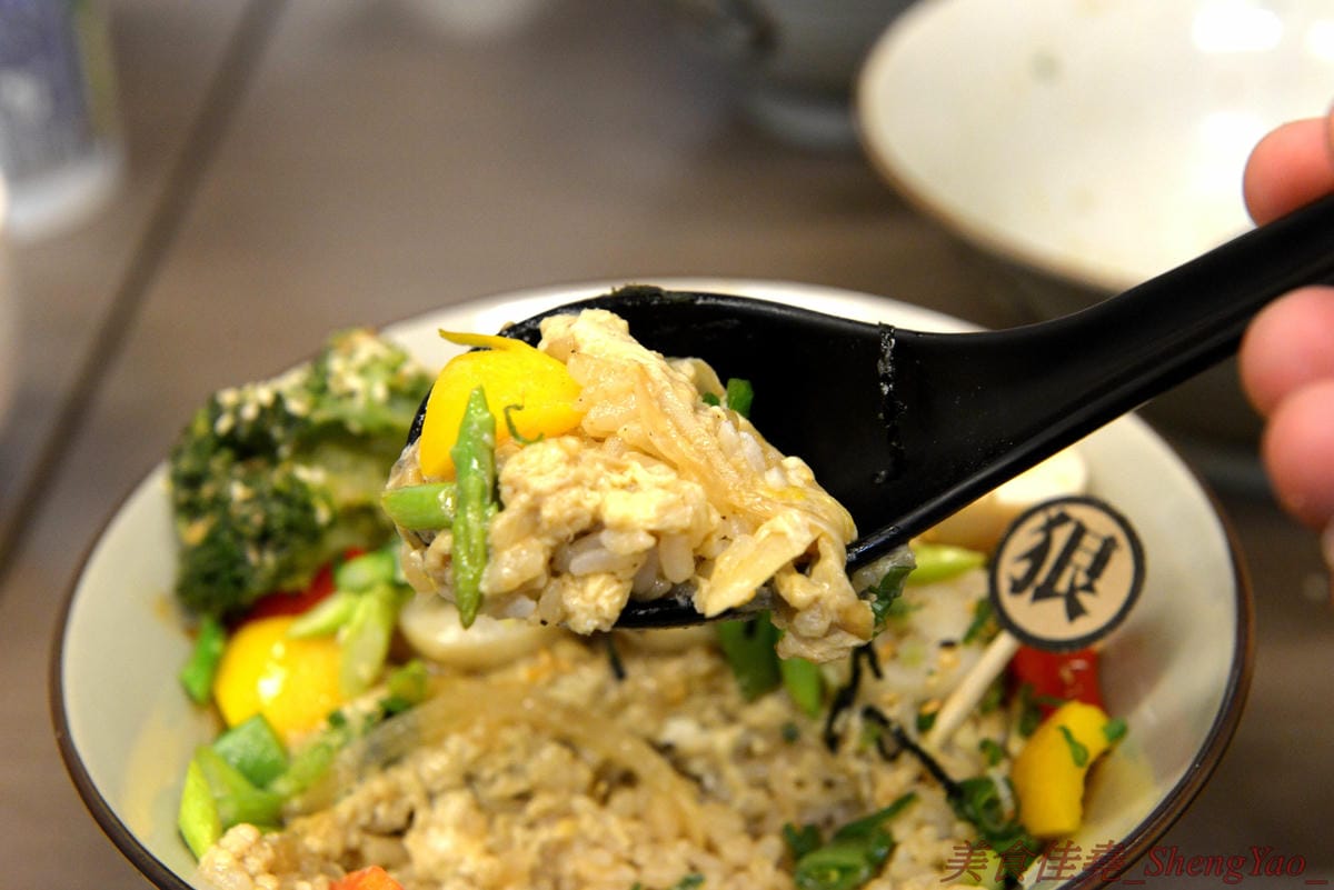 [台中太平]狠牛 丼飯專賣店 – 台中太平超平價的丼飯專賣店,丼飯除了主菜還會附上兩到三樣精緻日式小菜,口味相當不錯,價格幾乎都只要百元左右,C/P值破表,大推牛丼和無骨雞腿排丼。(文末有讀