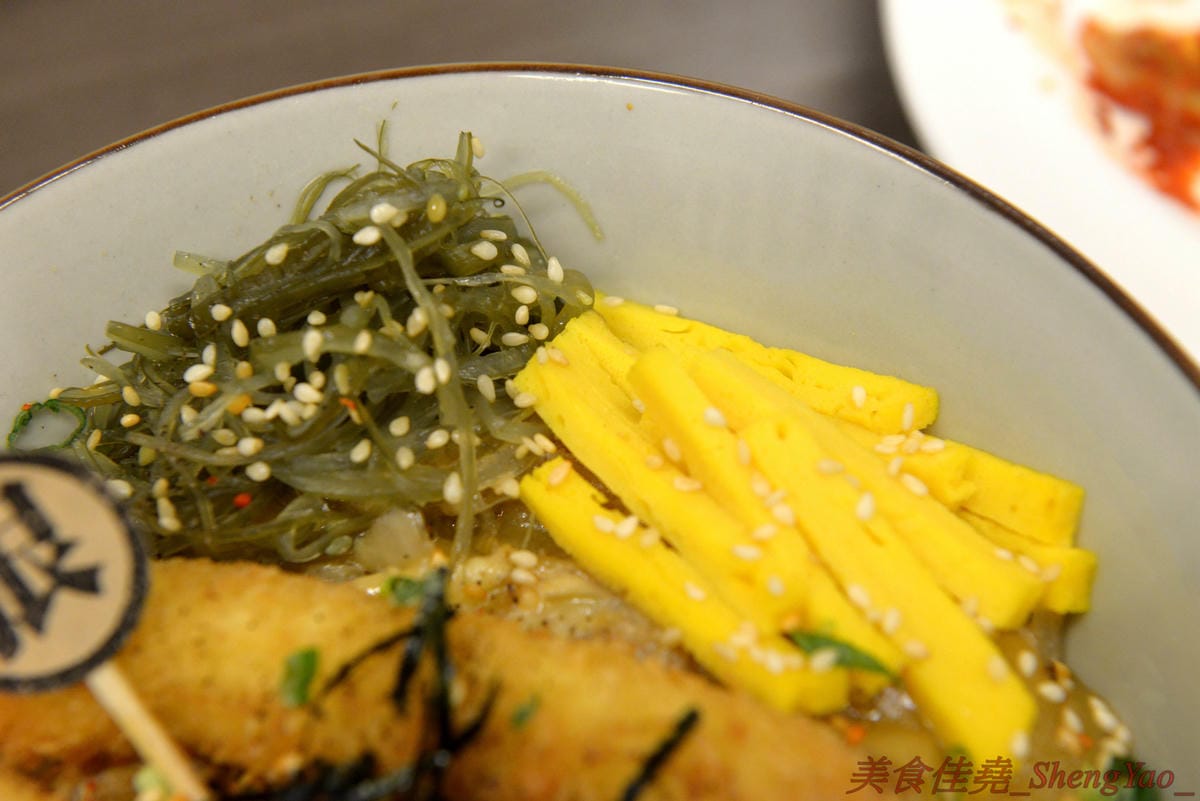 [台中太平]狠牛 丼飯專賣店 – 台中太平超平價的丼飯專賣店,丼飯除了主菜還會附上兩到三樣精緻日式小菜,口味相當不錯,價格幾乎都只要百元左右,C/P值破表,大推牛丼和無骨雞腿排丼。(文末有讀