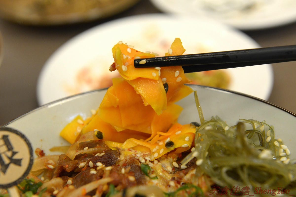 [台中太平]狠牛 丼飯專賣店 – 台中太平超平價的丼飯專賣店,丼飯除了主菜還會附上兩到三樣精緻日式小菜,口味相當不錯,價格幾乎都只要百元左右,C/P值破表,大推牛丼和無骨雞腿排丼。(文末有讀