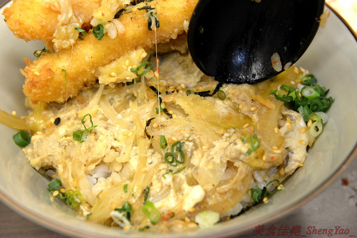 [台中太平]狠牛 丼飯專賣店 – 台中太平超平價的丼飯專賣店,丼飯除了主菜還會附上兩到三樣精緻日式小菜,口味相當不錯,價格幾乎都只要百元左右,C/P值破表,大推牛丼和無骨雞腿排丼。(文末有讀