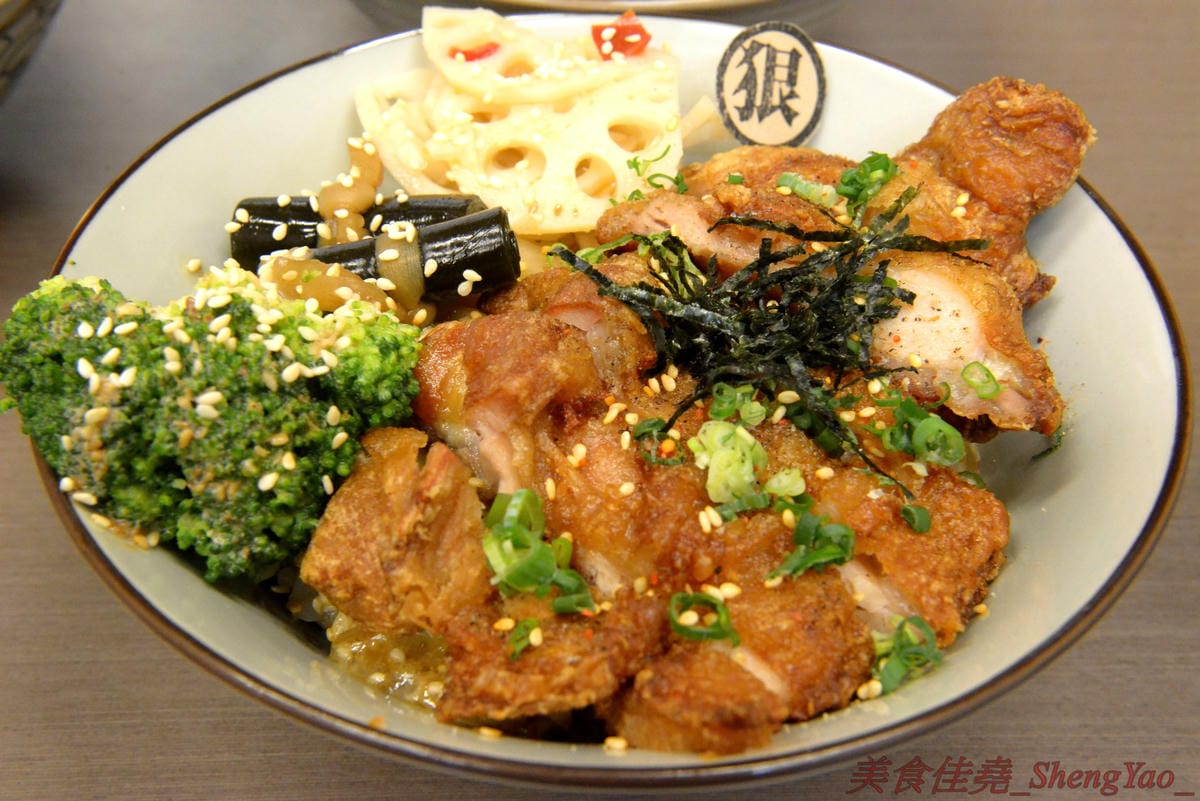 [台中太平]狠牛 丼飯專賣店 – 台中太平超平價的丼飯專賣店,丼飯除了主菜還會附上兩到三樣精緻日式小菜,口味相當不錯,價格幾乎都只要百元左右,C/P值破表,大推牛丼和無骨雞腿排丼。(文末有讀